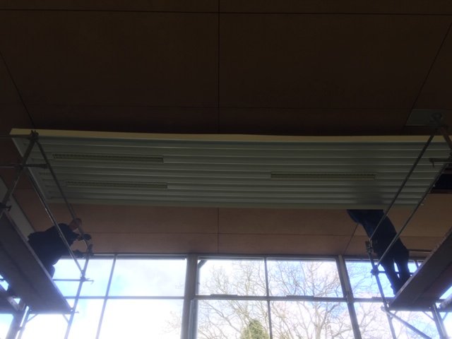 Deckenstrahlheizung in einer Sporthalle