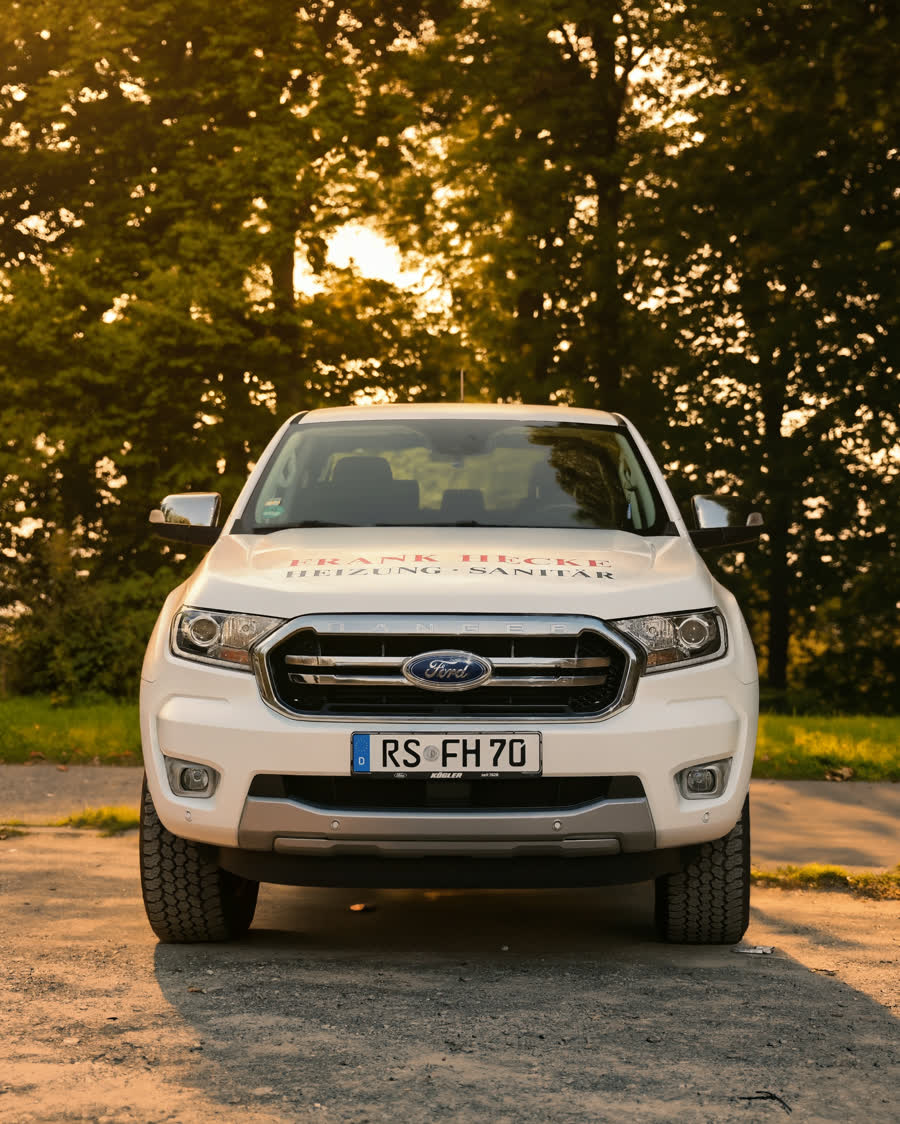 Firmenfahrzeug von Frank Hecke Heizung · Sanitär im Abendlicht